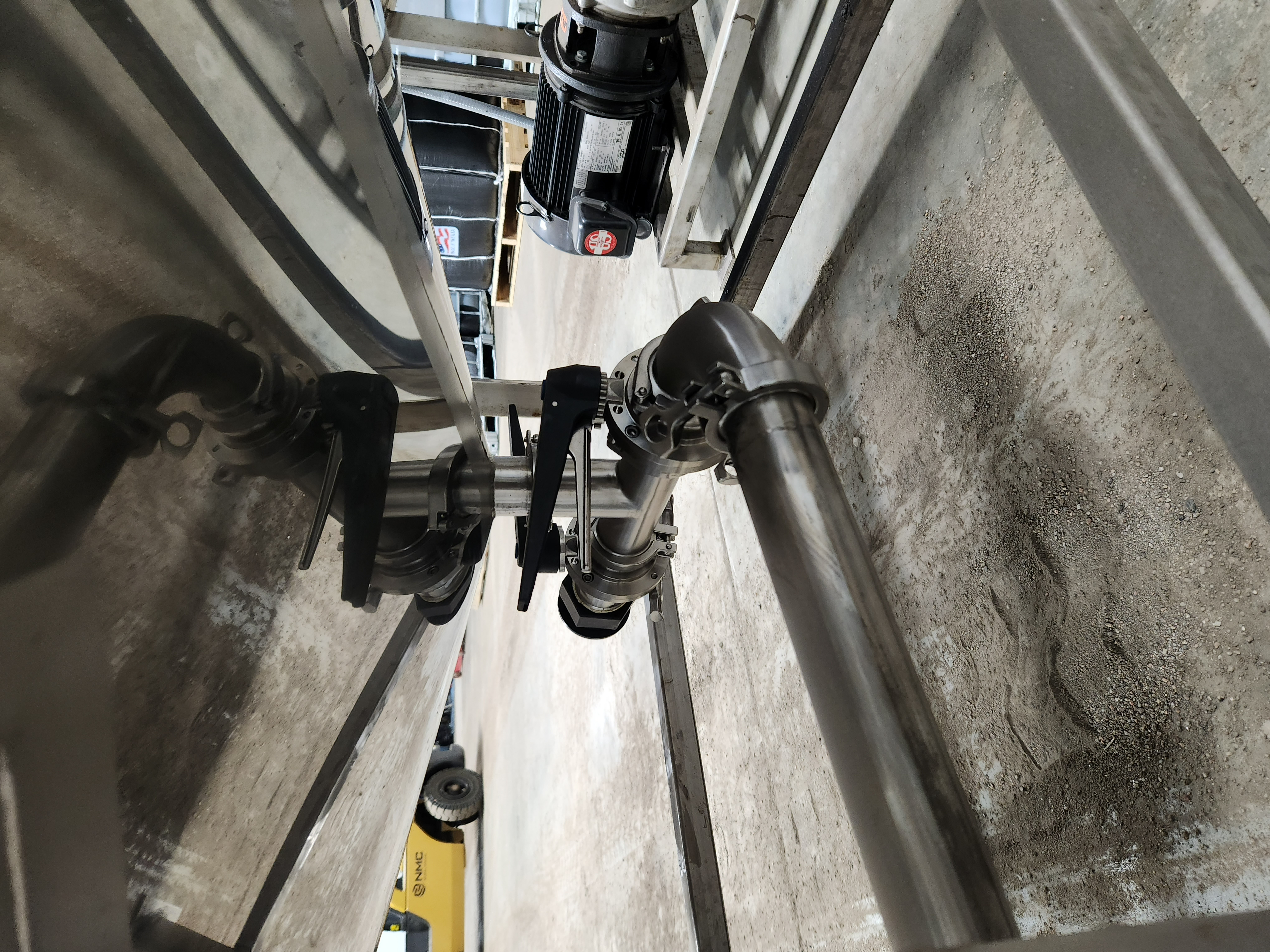 300 Gallon Stainless Steel Mix Tanks image 2