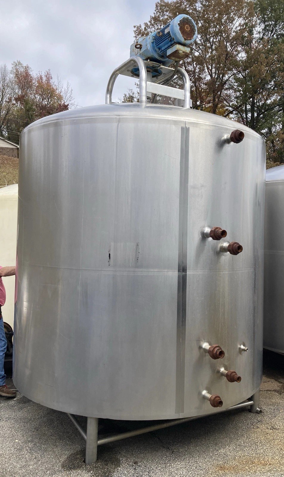 3000 Gallon Stainless Steel Jacketed Mix Tank image 2