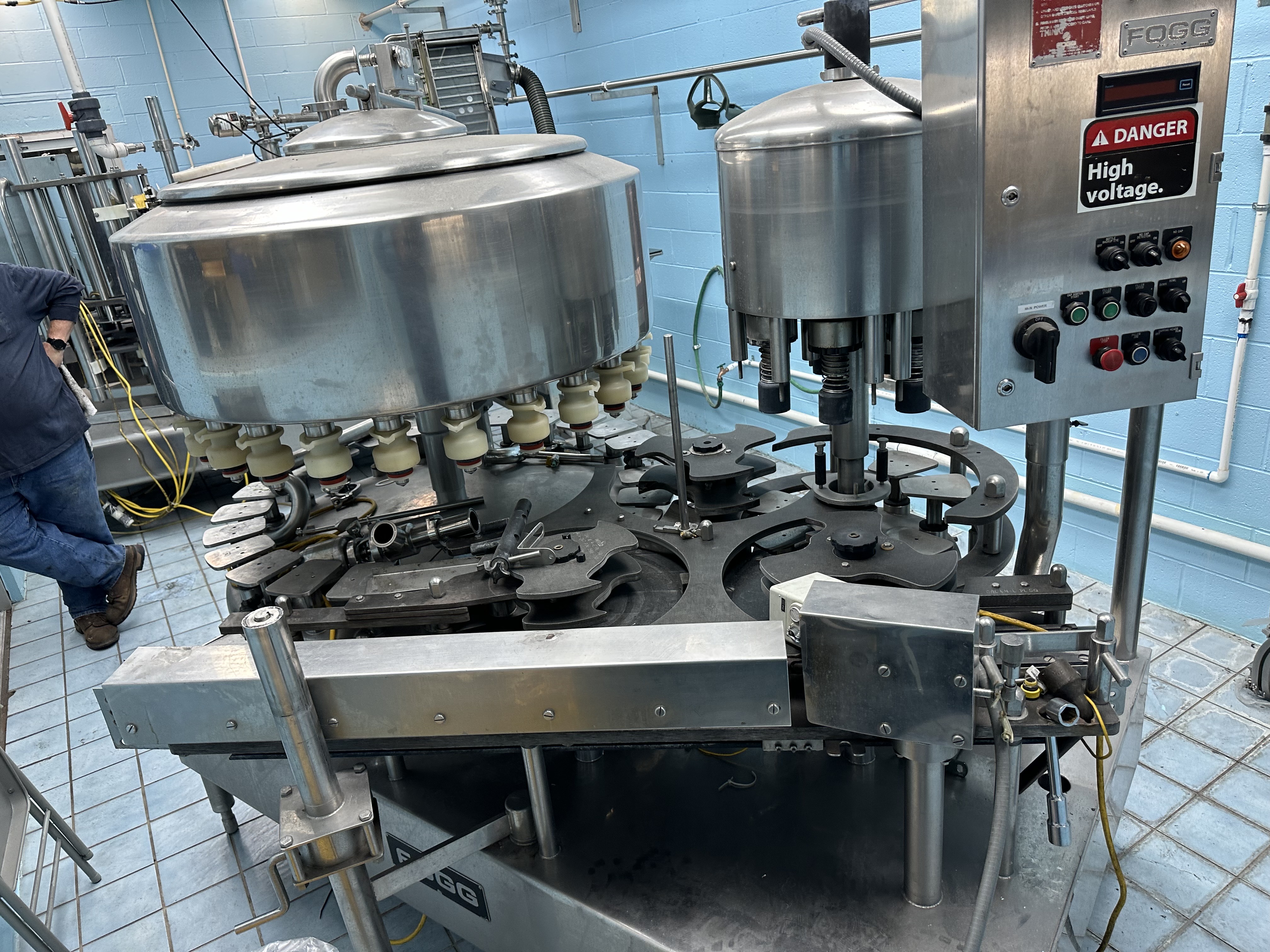 FOGG Rotary Bottle Filler with Capper 24 Head Filler / 7 Head Capper image 4