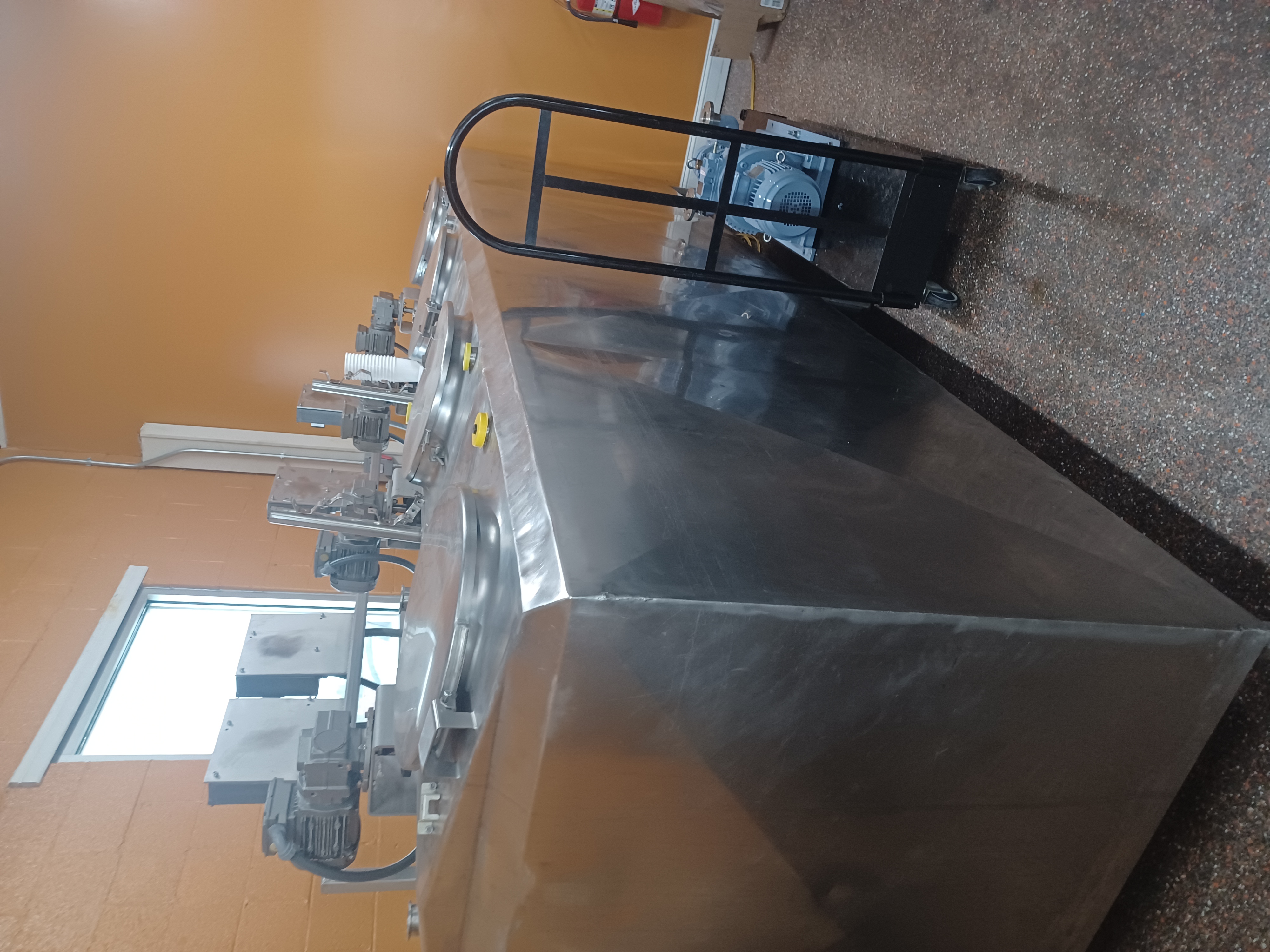 Tetra Pak Continuous Freezer S700 A2 with a 4 compartment mixing tank image 4